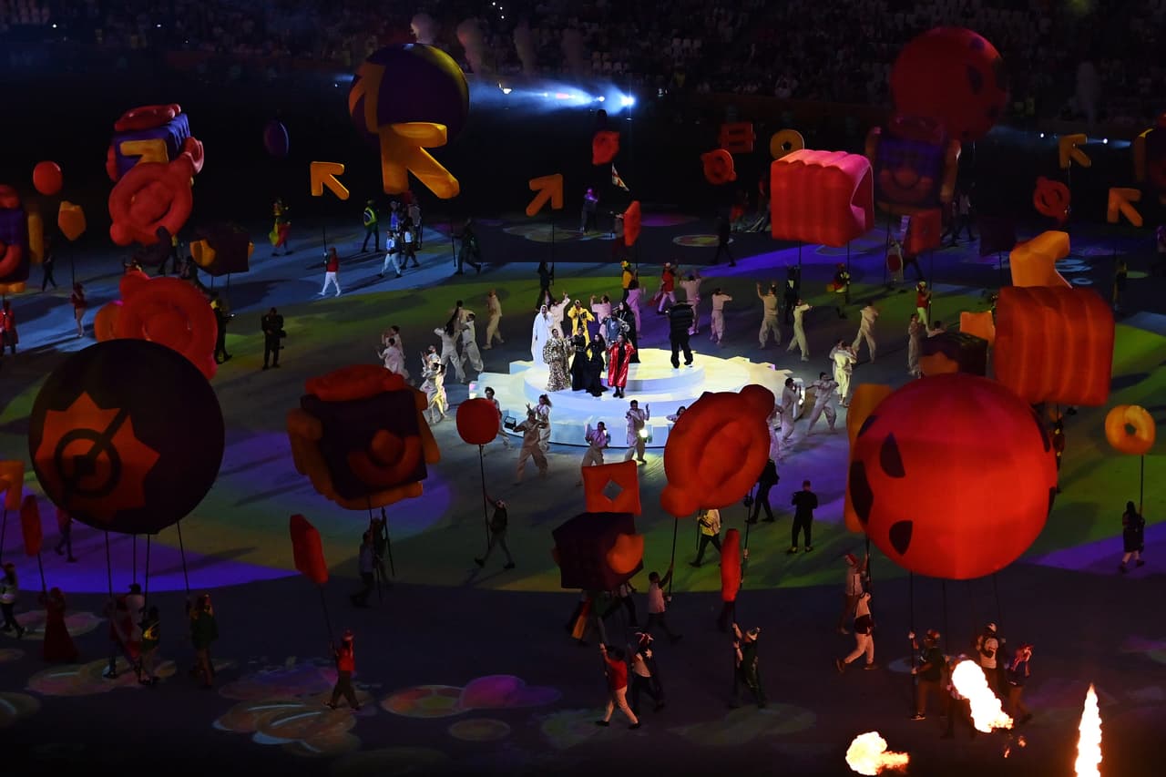 También actuaron en directo Davido y Aisha, con su tema '(Hayya Hayya) Better Together'; y las estrellas Nora Fatehi, Balqees, Rahma Riad y Manal, que cantaron 'Light the Sky'.
<br>