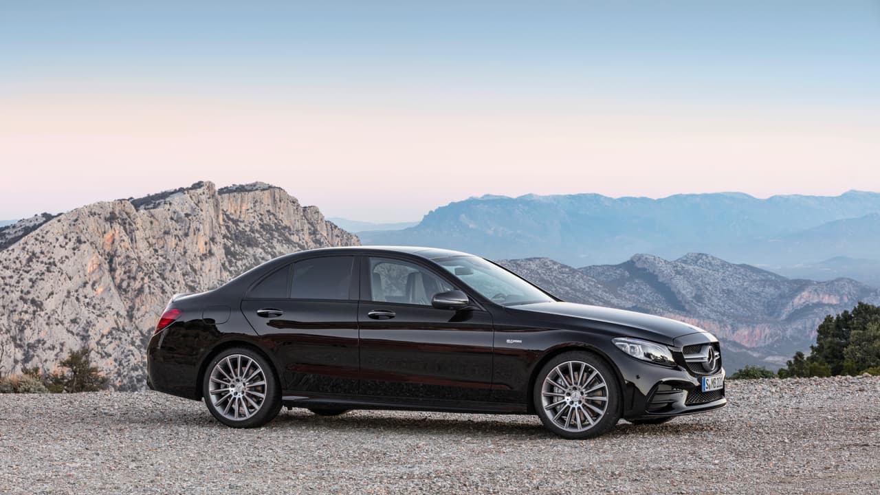 Mercedes-AMG pone a la disposición de los compradores de su C43 2019 una familia de 3 rines AMG optimizados aerodinámicamente: el diseño estándar con cinco rayos dobles de 18 o 19 pulgadas en en gris thermolite pulido. Los rines de 19 pulgadas puede ser ordenados también en negro pulido.
<br>