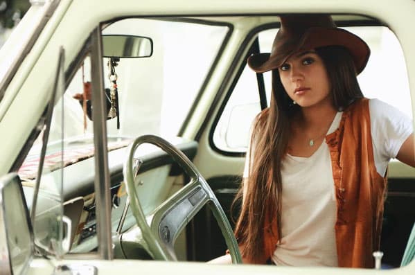 A esta joven belleza le encanta la fotografía, a veces posa para la cámara de su papá.