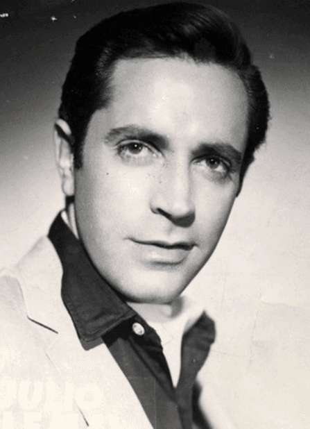 Julio Alemán era considerado uno de los hombres latinos más guapos de esa época. Fue actor de cine, teatro y televisión, además de cantante.