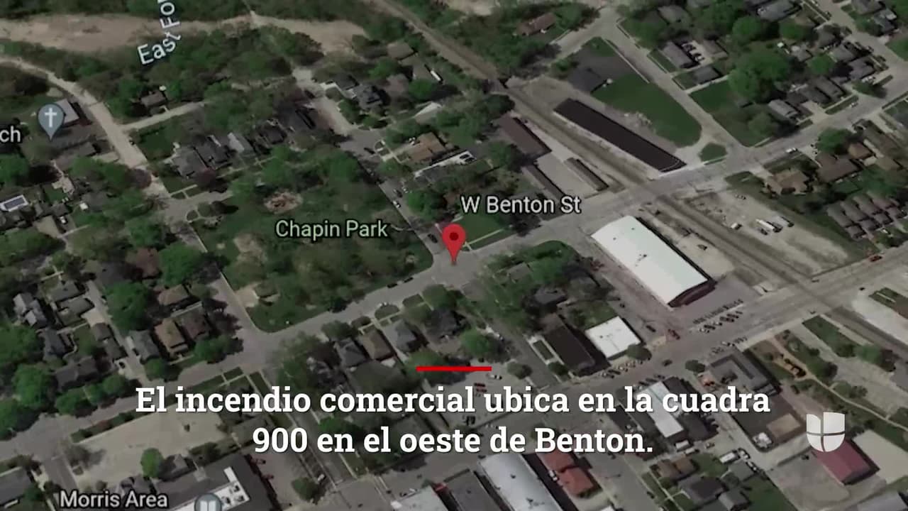 En llamas por segundo día consecutivo la antigua fábrica de papel en Morris, Illinois