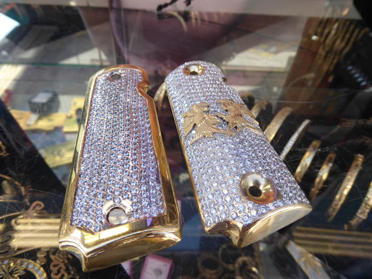 Unas cachas de oro y plata como estas se venden por 750 dólares en el Distrito de la Moda de Los Ángeles.