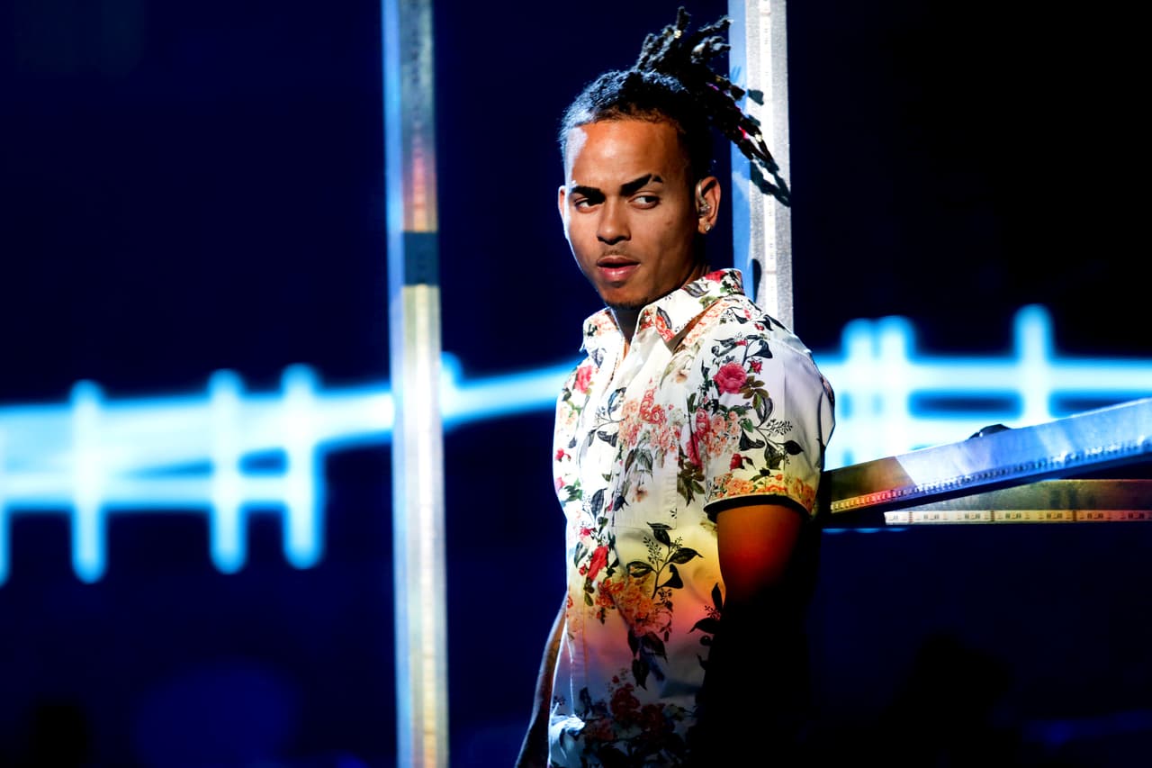 El reggaetonero 
<b><a href="https://www.univision.com/famosos/empresario-acusa-a-ozuna-y-a-su-manager-de-cometer-fraude-en-mexico-fotos">Ozuna pasó tremendo mal rato este domingo</a></b> en horas de la mañana, cuando agentes de la policía de Puerto Rico lo detuvieron, en un principio, por supuestamente manejar 
<b>su camioneta Range Rover de 2017</b> a exceso de velocidad.