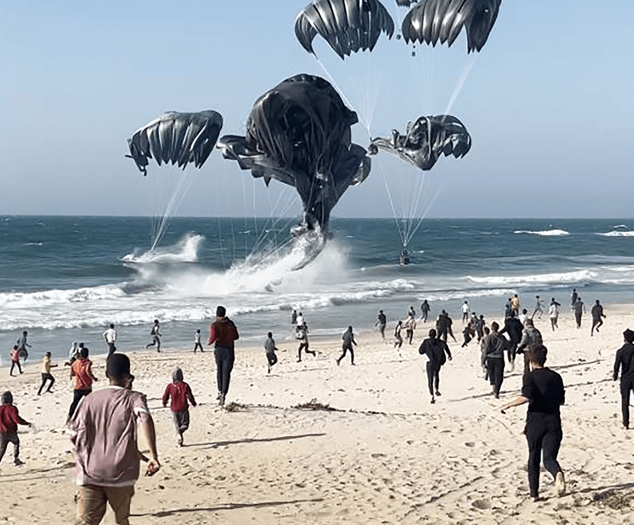 Aviones estadounidenses lanzan ayuda humanitaria de emergencia en Gaza 