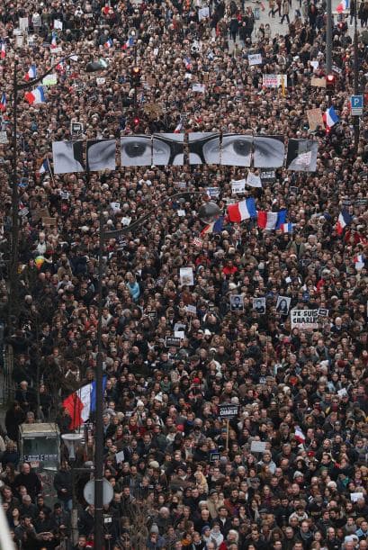 Muestran imágenes y pancartas de apoyo a las víctimas de los atentados que han tenido lugar en esta semana en el país.