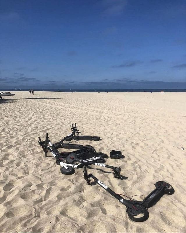 Aunque las compañías administradoras especifican que los scooters pueden ser dejados en cualquier parte siempre que no obstaculicen el paso de los transeúntes, lo usuarios simplemente los tiran al suelo una vez que terminan de usarlos sin consideración a los obstáculos que crean.