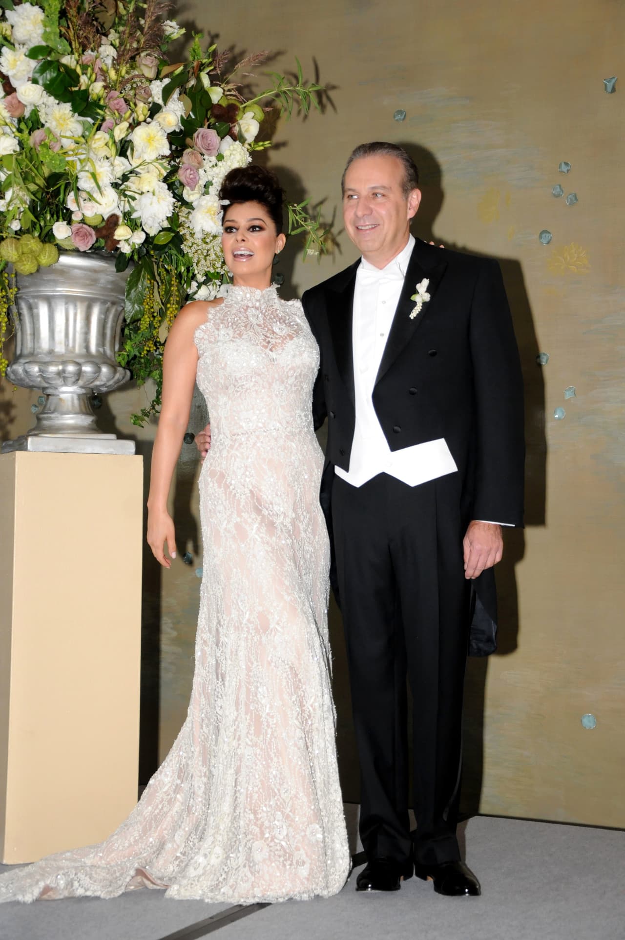 <b><a href="https://www.univision.com/famosos/estamos-unidas-por-el-mismo-hombre-lety-calderon-habla-de-las-infidelidades-y-exparejas-de-juan-collado-fotos">Yadhira Carrillo y su esposo Juan Collado</a></b> decidieron volver a casarse 
<b>de manera simbólica</b> dentro del Reclusorio Norte de la Ciudad de México en donde él está preso.