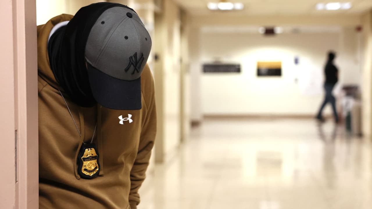 FBI pide a ICE identificarse correctamente tras ola de impostores que se hacen pasar por agentes