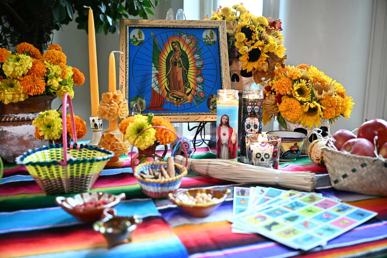 El Día de Muertos es una de las celebraciones
<b> más esperadas</b> por el pueblo mexicano y para muchas personas alrededor del mundo 
<b>que han adoptado esta tradición.</b> En ella, se honra a los seres queridos que han fallecido mediante la colocación de un altar con los objetos, alimentos y recuerdos que más les gustaban.
<b> Es una fecha en la que el color, el aroma y la memoria se entrelazan para mantener viva la conexión con quienes ya partieron.</b>
<br>
