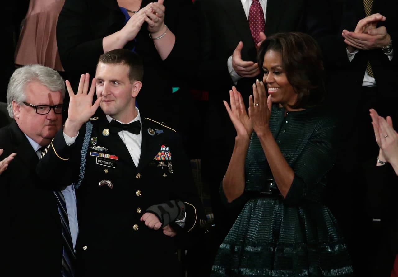 Un vestido verde botella, de estrecha cintura y falda amplia diseñado por el creador tunecino Azzedine Alaïa fue la elección particular que hizo en 2014 Michelle Obama para su aparición en el Discurso del Estado de la Unión.
<br>