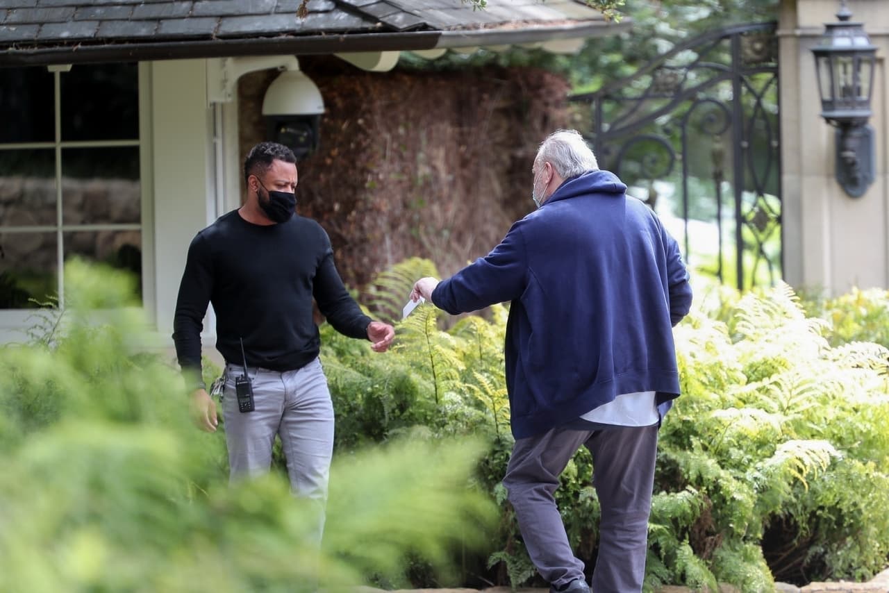 El exdirector de iluminación fue fotografiado el 25 de marzo afuera de la entrada en donde se ubica la casa de Oprah Winfrey en Montecito, California. 
<br>