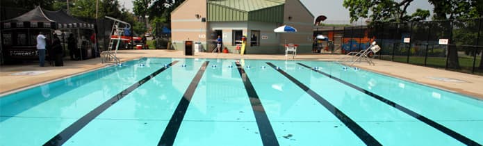 <a href="https://www.phila.gov/parks-rec-finder/#/location/mander-playground-pool/5ad616fbdb3a3d4b26b4fb74">Mander Playground Pool: </a>La piscina Mander de Strawberry Mansion es un popular centro recreativo y de rociadores. Está a solo unos pasos de Boxers Trails, un circuito de 5 km para practicar senderismo y correr donde entrenó Joe Frazier. También es conocido por sus clases diarias de aeróbic acuático, aunque aún no está claro si volverán en 2021.📍 
<a href="https://www.google.com/maps/place/2140+N+33rd+St,+Philadelphia,+PA+19132/@39.989185,-75.1897523,17z/data=!3m1!4b1!4m5!3m4!1s0x89c6c790eefc557f:0x7bd8105b6c26252d!8m2!3d39.9891809!4d-75.1875636">2140 N. 33rd St.</a>