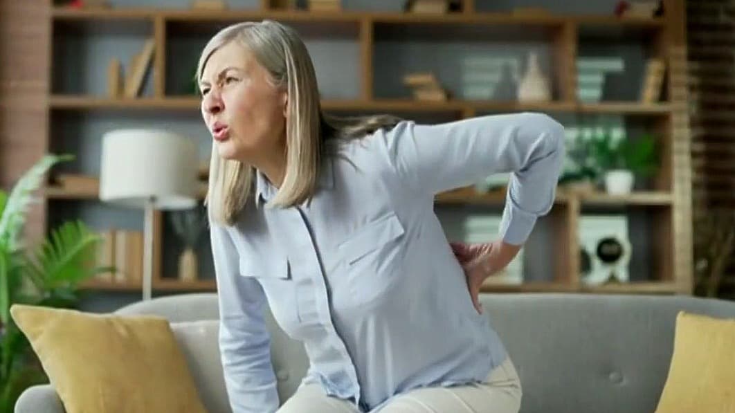 Fármaco para osteoporosis podría frenar el dolor de espalda crónico, según Johns Hopkins