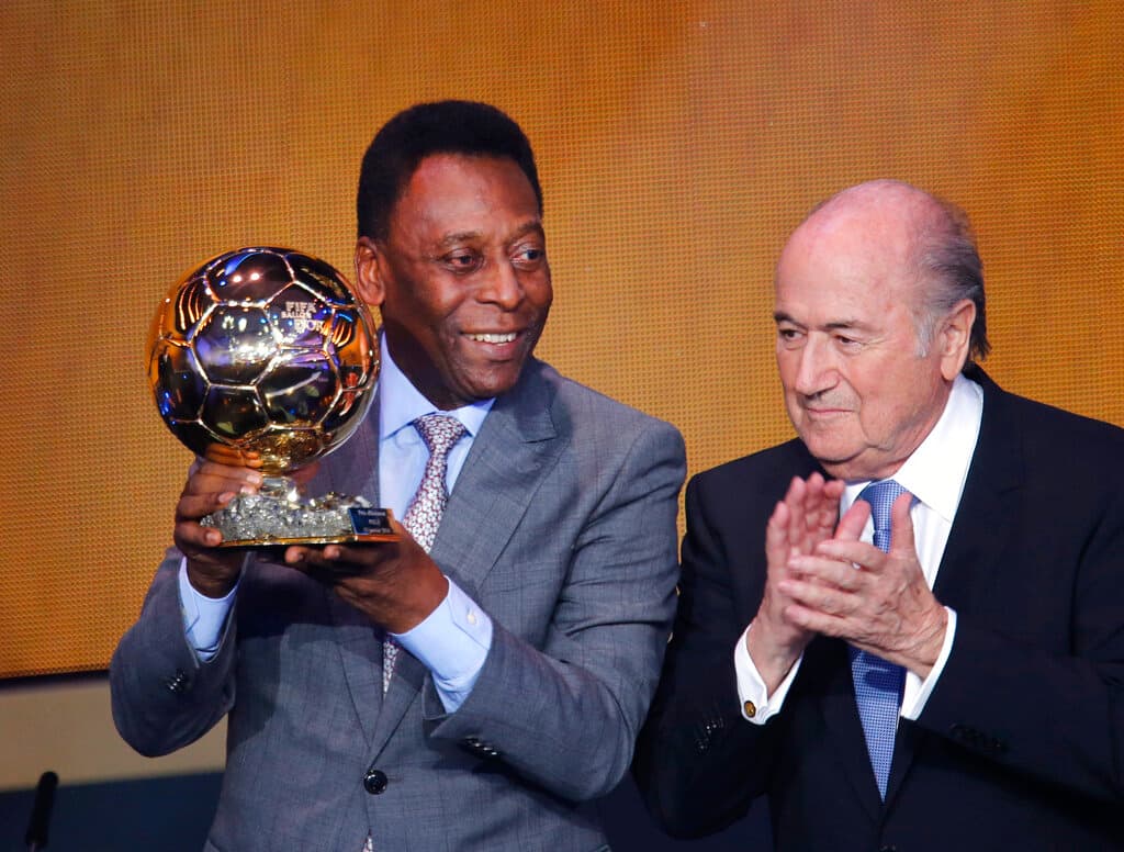 En 2014 la FIFA le entregó un Balón de Oro, un galardón que nunca pudo obtener cuando era jugador, porque en la época en que jugó solo se otorgaba a los jugadores europeos
<br>
<br>Este es el moemento en que la leyenda del fútbol brasileño muestra el premio honorífico en la Gala del Balón de Oro 2013 de la FIFA en Zúrich, Suiza, el lunes 13 de enero de 2014. A la derecha, el presidente de la FIFA, Sepp Blatter.