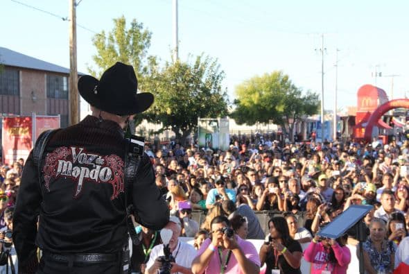 Los corridos de la banda grupera “Voz de Mando” se hicieron sentir en los Latin Grammy Streets Parties en Phoenix, donde los fanáticos esperaban ansiosos y cantaron con entusiasmo las más famosas canciones de esta agrupación. 