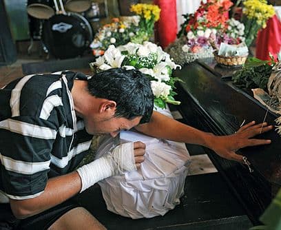 Resumen de culpas. Mala planificación, descuidos, falta de preparación para enfrentar los efectos del cambio climático, tala indiscriminada de árboles, alcantarillados que no han sido atendidos en años, calles deterioradas, sobrepoblación, promesas polìticas incumplidas, guerra, basuras... ¿Otra verdad inconveniente? ¿Más tragedias en curso? Si no aprendemos ahora, mañana será demasiado tarde.