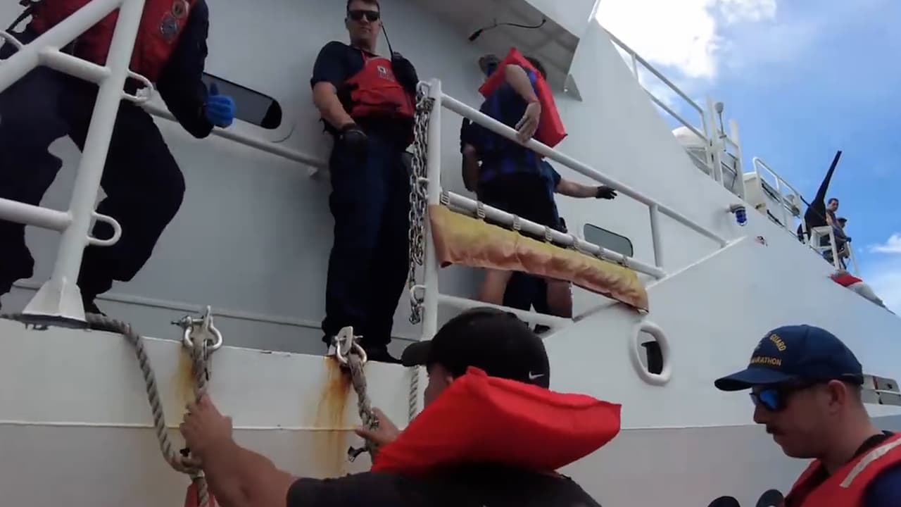 La Guardia Costera dijo que los entregaron a la Patrulla Fronteriza para ser procesados. 
<br>