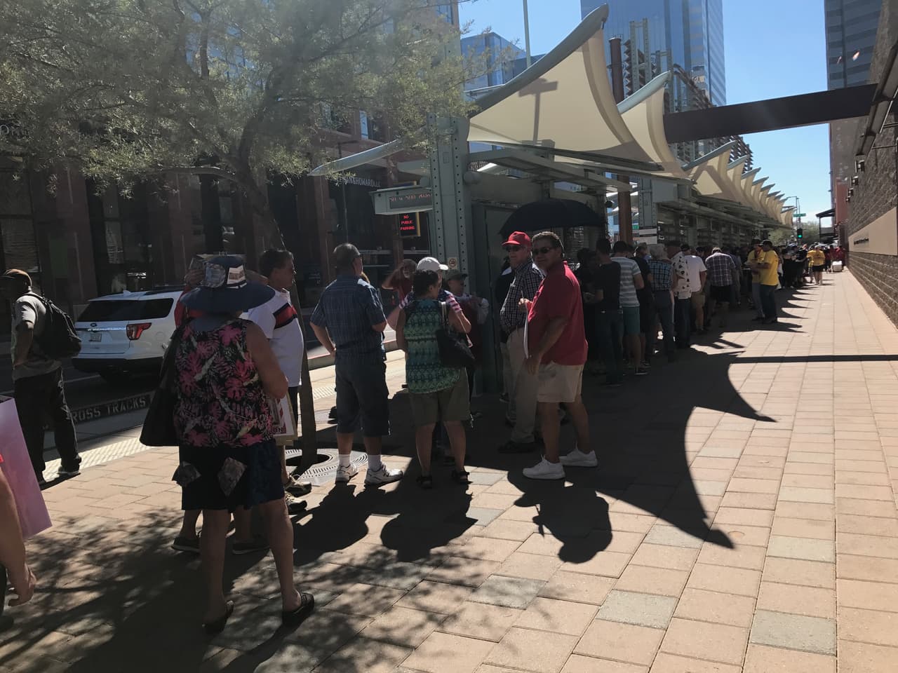 Más de mil personas esperaban en fila para ingresar al Centro de Convenciones.