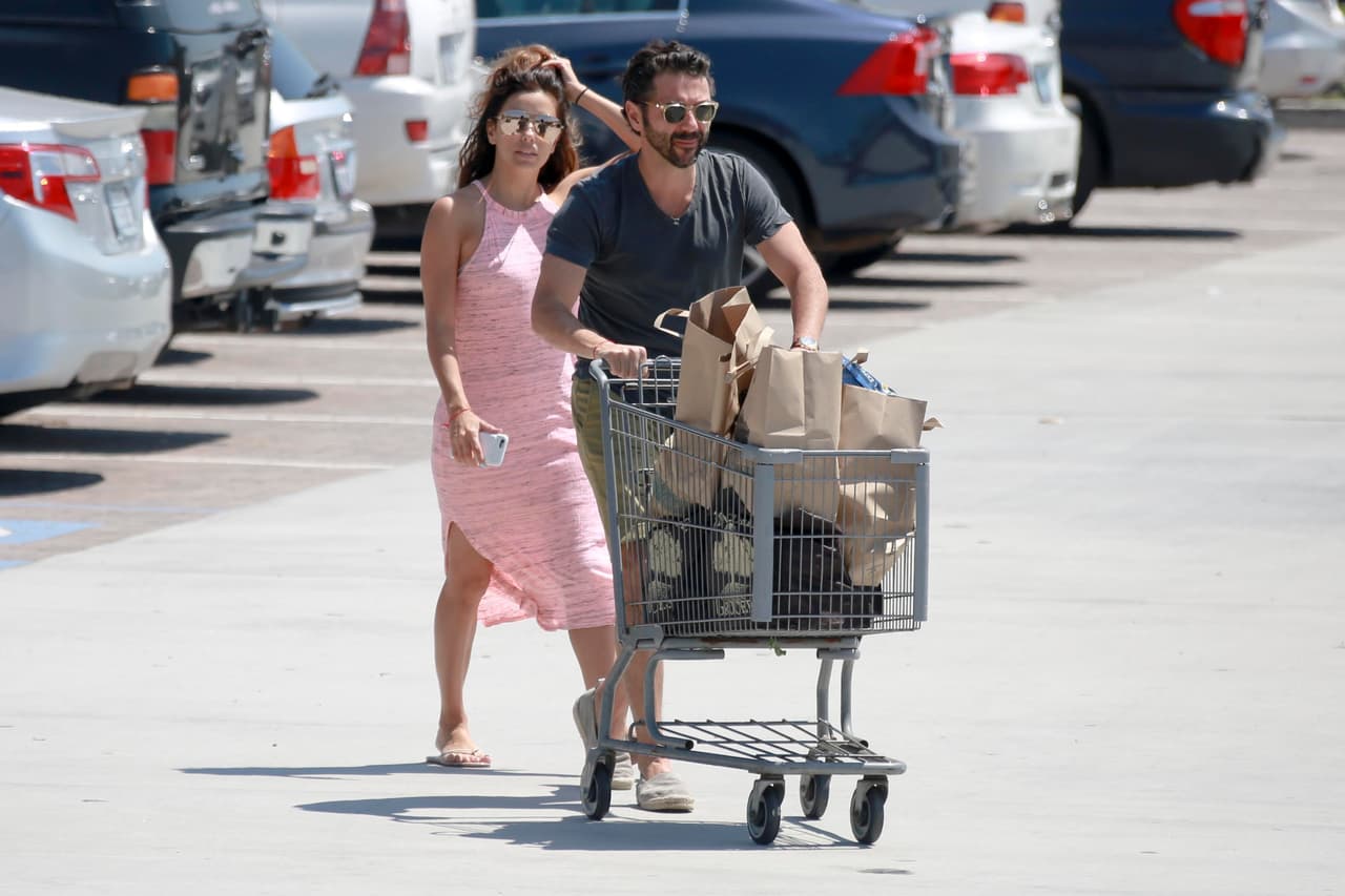 Mientras que Eva se encargó de presumir su figura en un encantador vestido rosa.