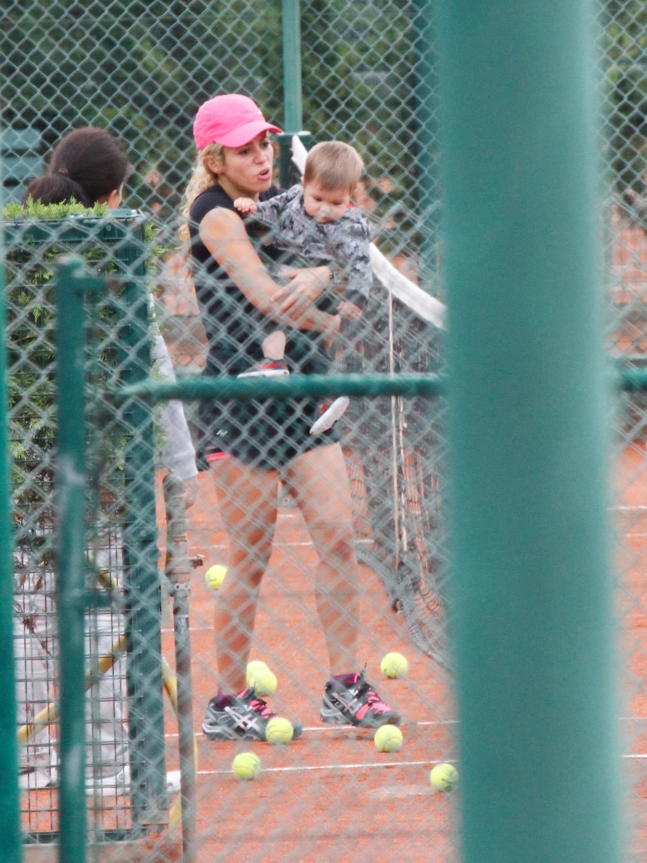 Siempre está al pendiente de sus necesidades y educación.