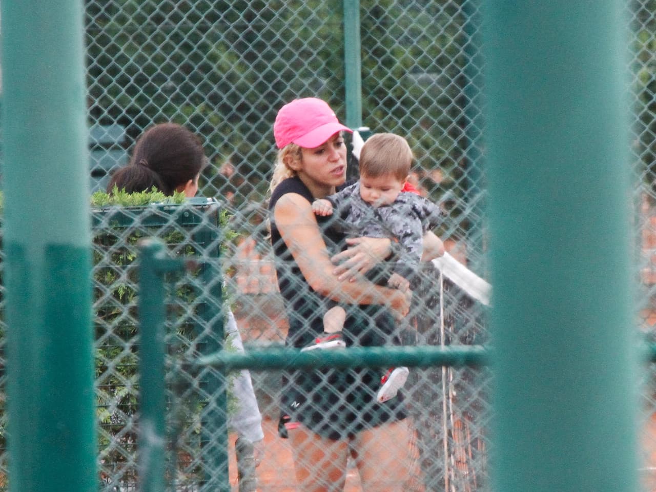 Sasha por el momento sólo se preocupa por disfrutar los cariños de su mami.