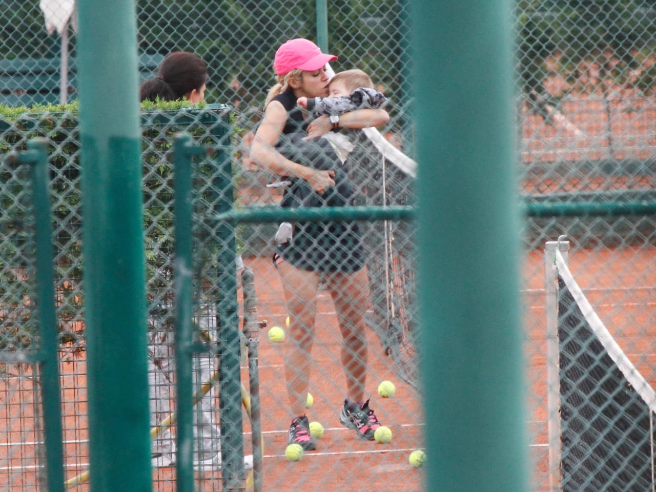 Llenó de besitos a su nene.