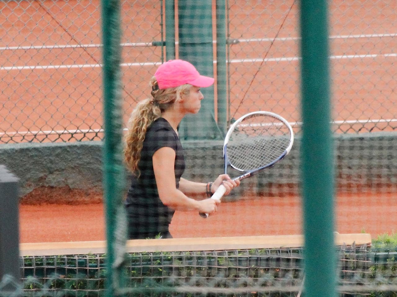 Le encanta practicar deportes como tenis, voleibol y natación.