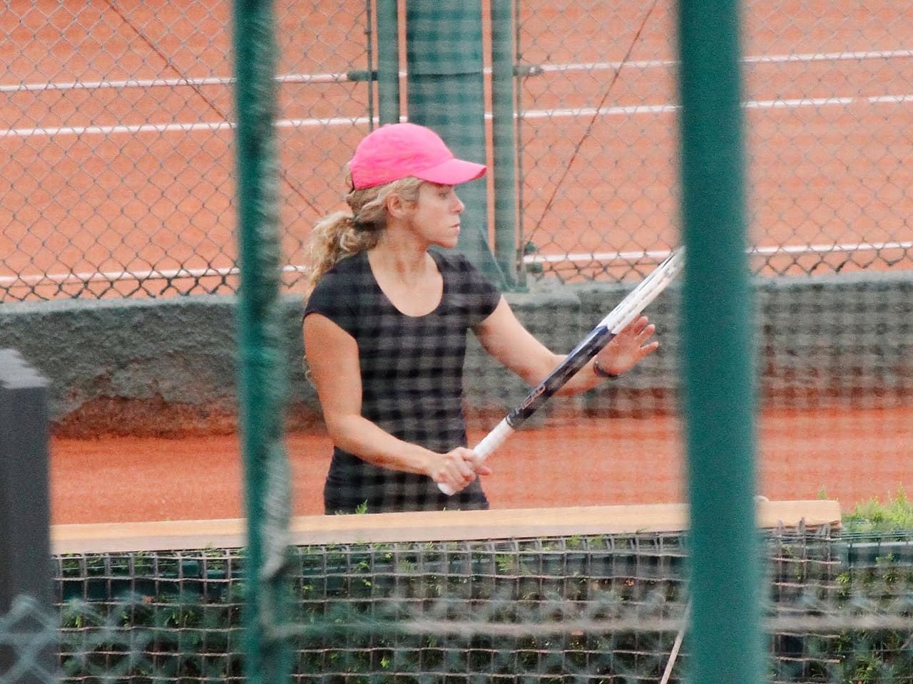 Aquí la vemos raqueta en mano en un exclusivo deportivo privado.