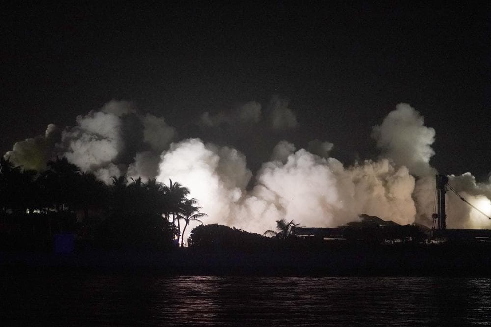 Los rescatistas esperan que la demolición de toda la estructura les permita acceder por primera vez a partes de la zona del garaje que son un foco de interés. Una vez que se haya asegurado un nuevo camino hacia los escombros iniciales, "volveremos a la pila de escombros y comenzaremos nuestros esfuerzos de búsqueda y rescate", dijo el 
<a href="https://www.miamidade.gov/global/government/biographies/fire-rescue.page" target="_blank">jefe de los bomberos de Miami-Dade, Alan Cominsky</a>.