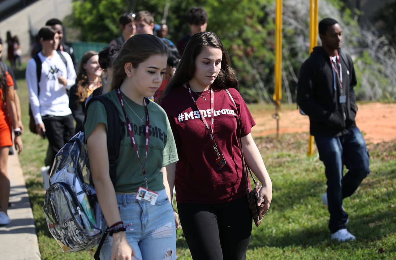 Estudiantes de la secundaria Stoneman Douglas en las calles de su localidad.