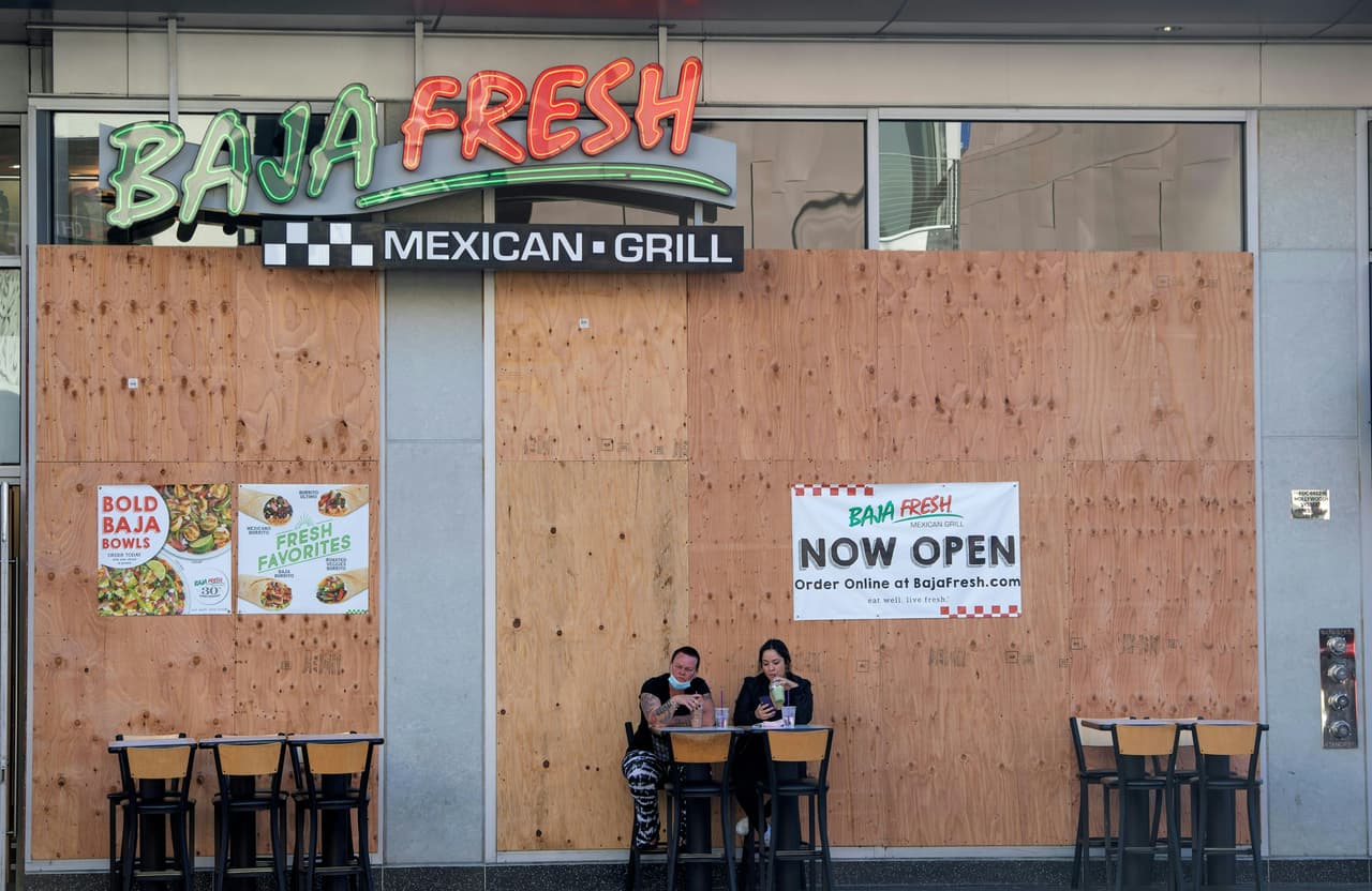 "Salud Pública ha informado que solo entre el 10 y el 15 % de los casos positivos informaron salir a cenar con alguien que dio positivo, mientras que más del 50 % informó estar en una reunión social privada con alguien que dio positivo", indicó un comunicado de prensa la supervisora Kathryn Barger, este martes.
