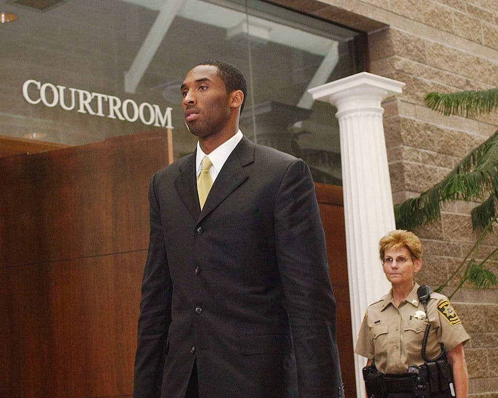 <b>Kobe Bryant, jugador de basketball</b>
<br>En el 2003, la estrella de los Lakers fue acusado de abuso sexual hacia una trabajadora de un Spa. Ella lo acusó de haberla violado, mientras que él se defendió diciendo que fue consensuado. Al final Bryant se disculpó y quedó libre bajo fianza.