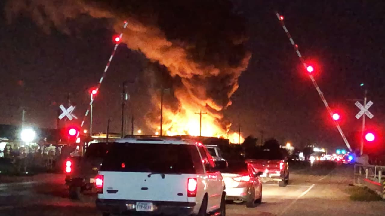 Las vías aledañas a la planta química fueron clausuradas durante el domingo y parte de la madrugada del lunes, pero fueron ya se encuentran abiertas. El tráfico en el sector sigue siendo lento.
