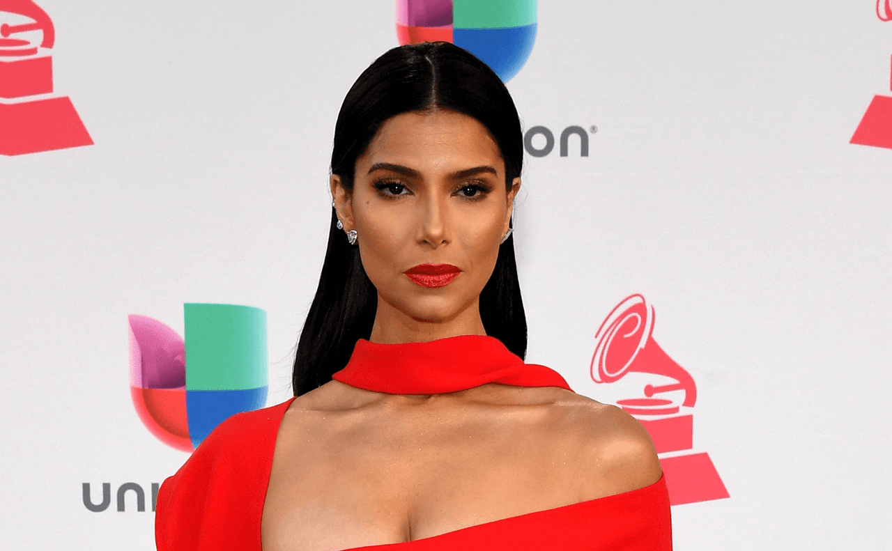 La actriz Roselyn Sánchez llevó pelo liso muy pegado y controlado con raya al centro. Eligió unos labios rojo subido, igual que el tono de su vestido.