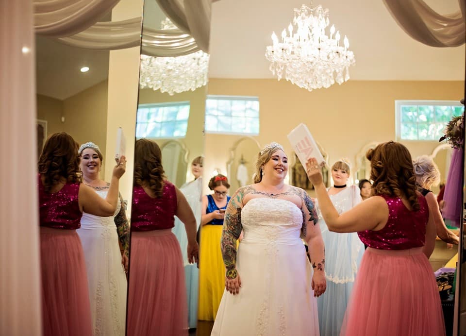 La novia supervisó hasta el último detalle de sus madrinas.