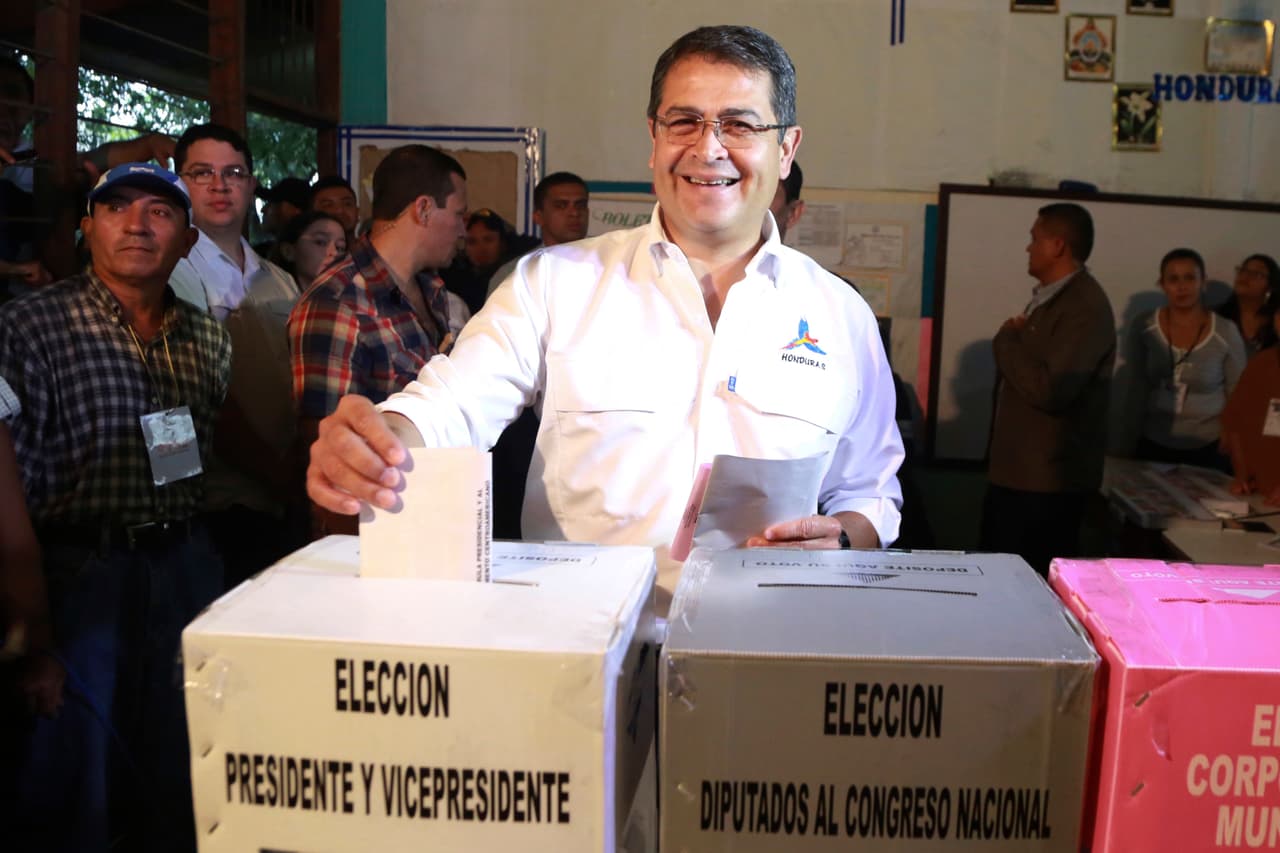 Esta foto divulgada por la Presidencia de Honduras muestra al presidente hondureño Juan Orlando Hernández votando durante las elecciones generales en Lempira, Honduras, el domingo 26 de noviembre del 2017. (Presidencia de Honduras via AP)