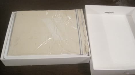 La caja estaba rellena con plastilina.