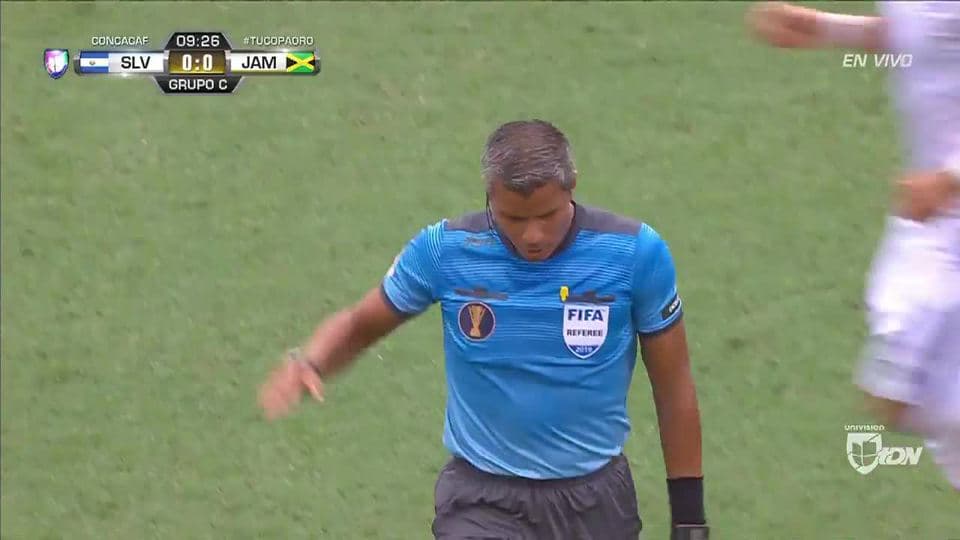 Tarjeta amarilla. El árbitro amonesta a Roberto Domínguez de El Salvador
