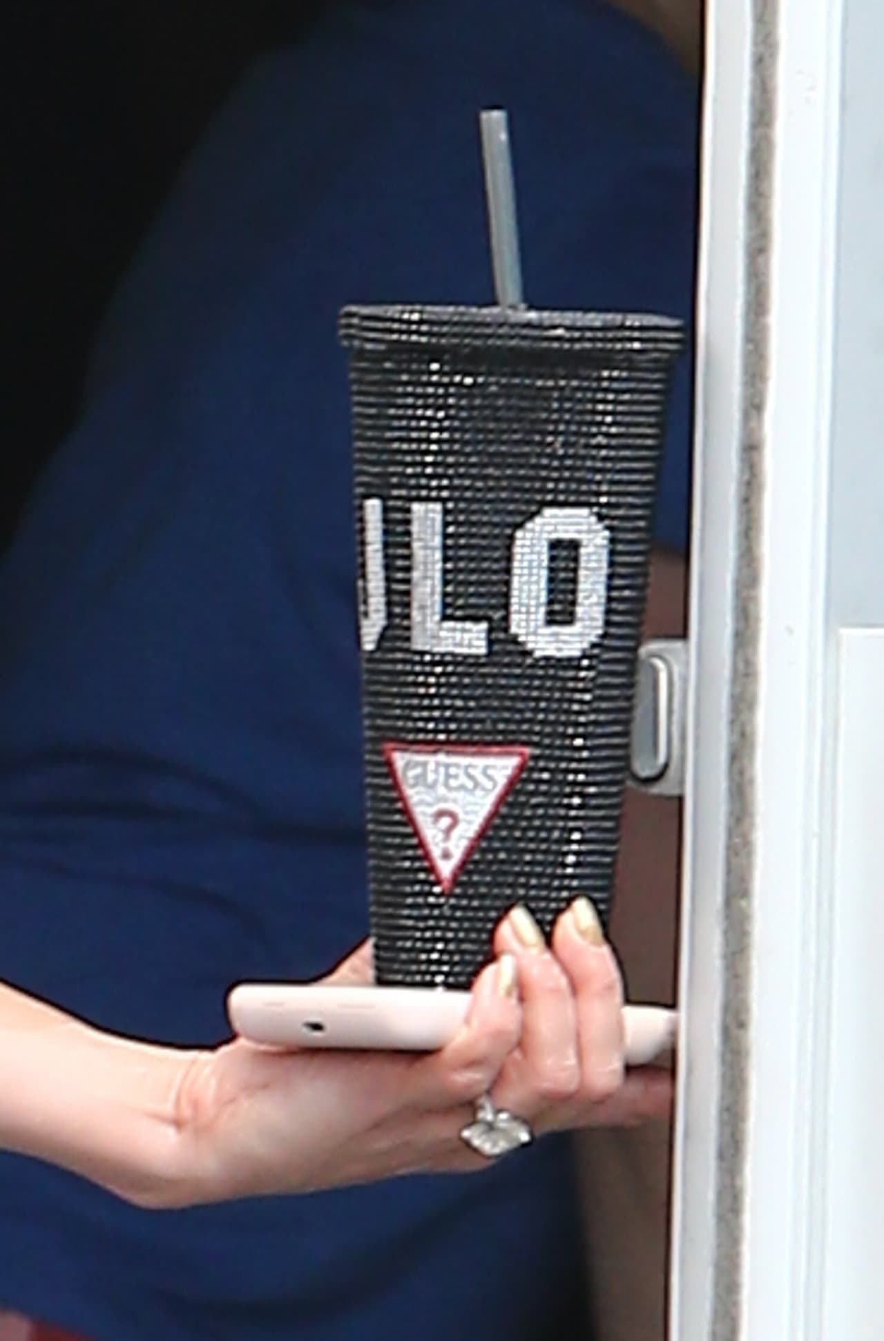 Es negro, tiene las letras que forman su apodo 'JLO' e incluye el logotipo de la marca de ropa que promociona.