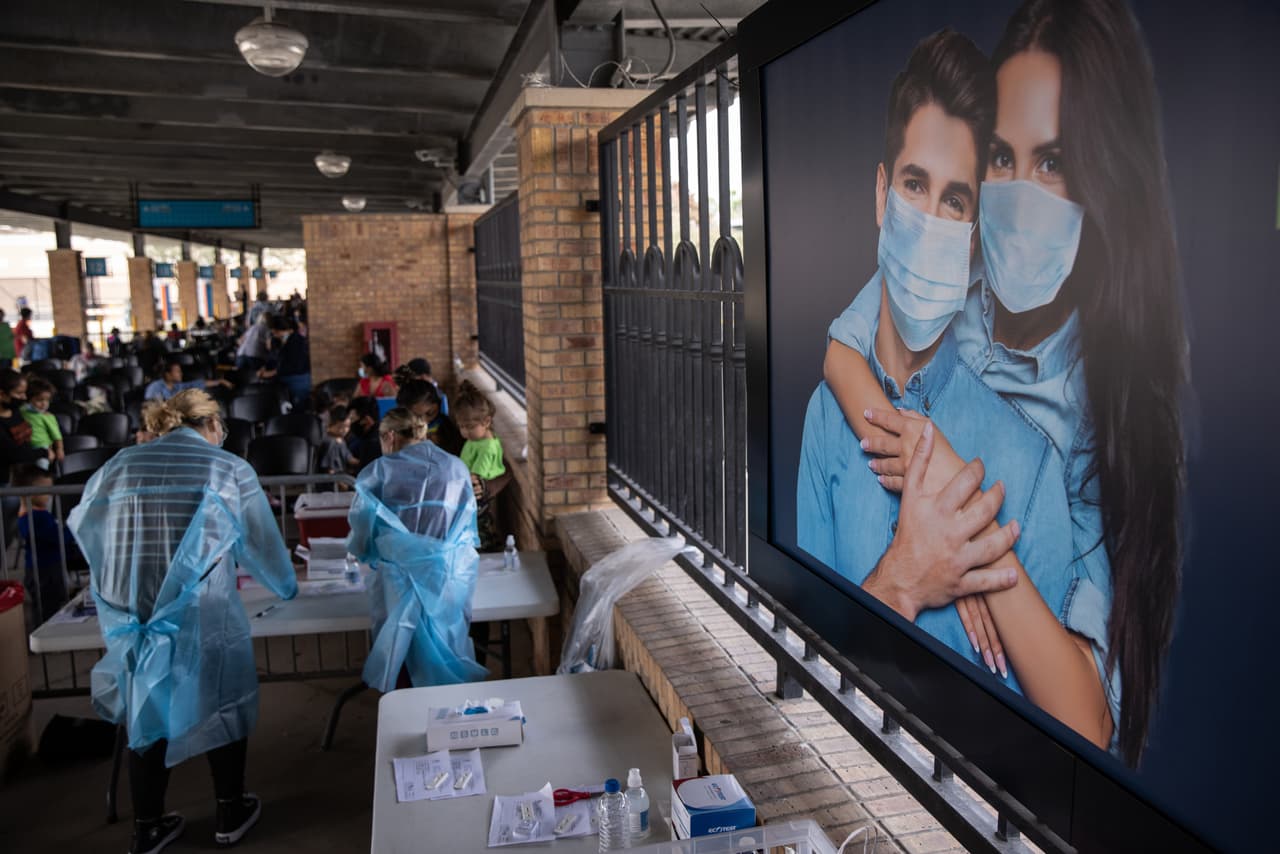 <b>Pruebas rápidas. </b>Los médicos realizan pruebas rápidas de Covid-19 en un grupo de al menos 25 solicitantes de asilo inmigrantes a los que se les permitió cruzar oficialmente desde un campo de migrantes en México a los Estados Unidos el 25 de febrero de 2021 en Brownsville, Texas.