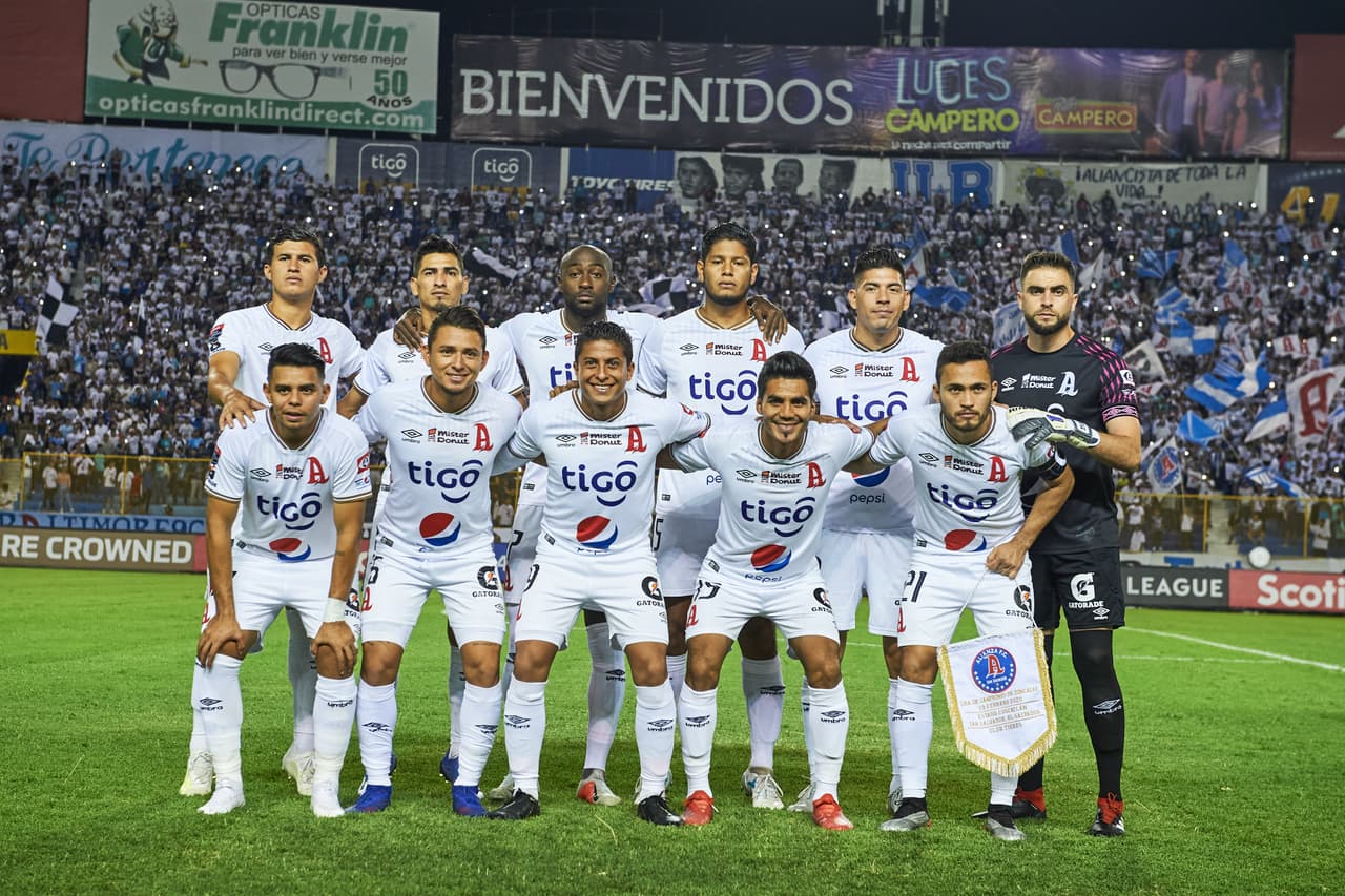 Los felinos cayeron 2-1 en el Cuscatlán de San Salvador