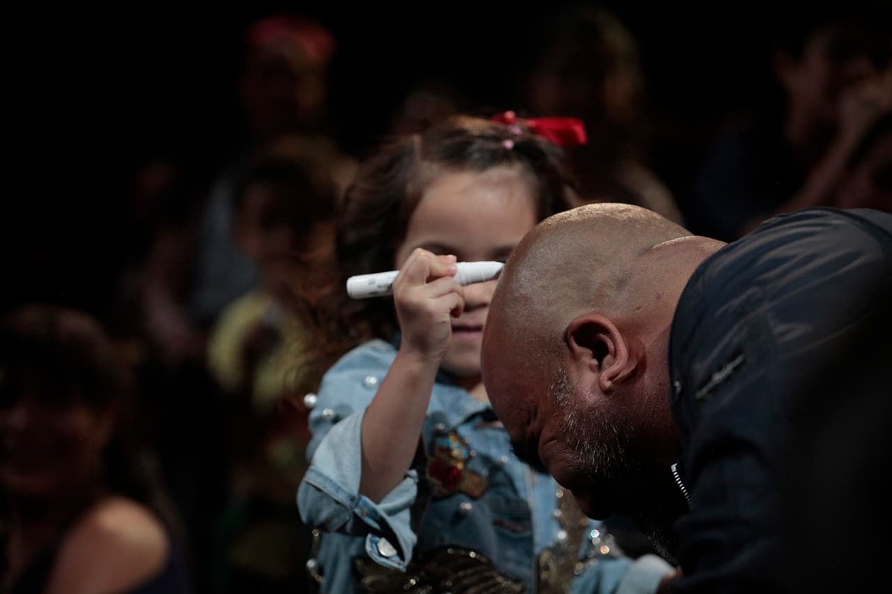 Otra petición de Gali fue pintarle una carita feliz a un pelón.