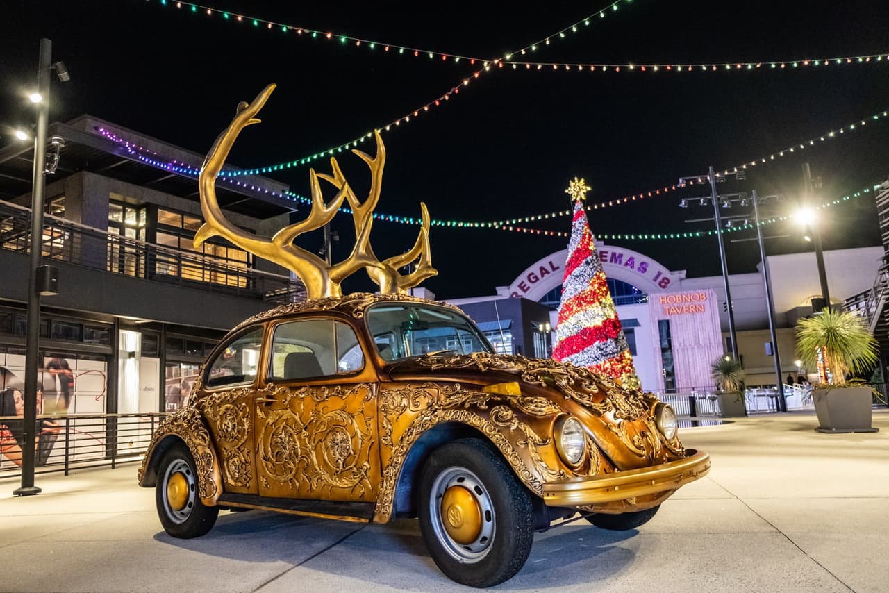 <b><a href="https://atlanticstation.com/event/atl-holiday-lights/" target="_blank">ATL Holiday Lights en Atlantic Station (Atlanta - hasta el 2 de enero)</a></b>: sumérgete en el espíritu navideño desde la comodidad de tu automóvil con una exhibición de luces parpadeantes con temas de las películas navideñas, un mini vecindario con algunos establecimientos locales de Atlanta y más.