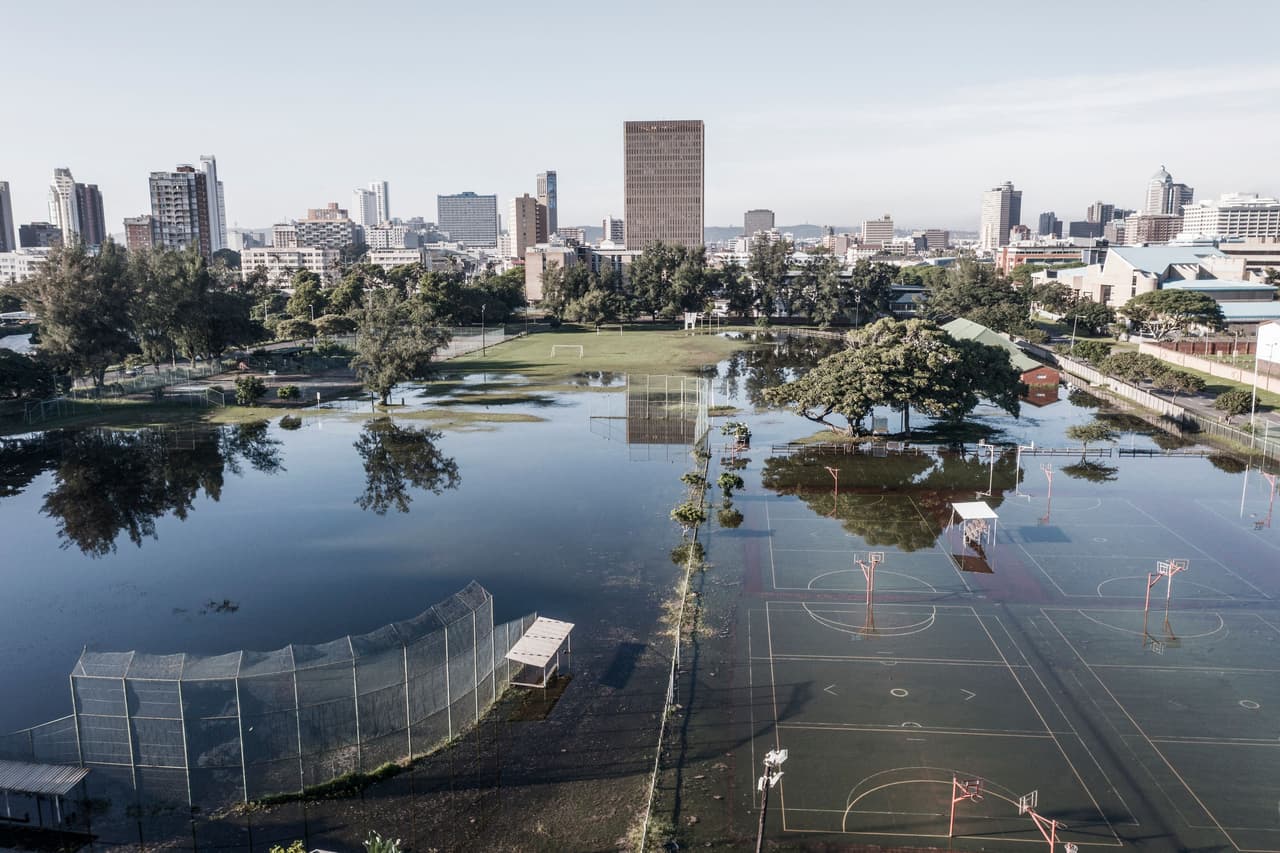 Esta vista aérea muestra campos deportivos bajo el agua en Durban.