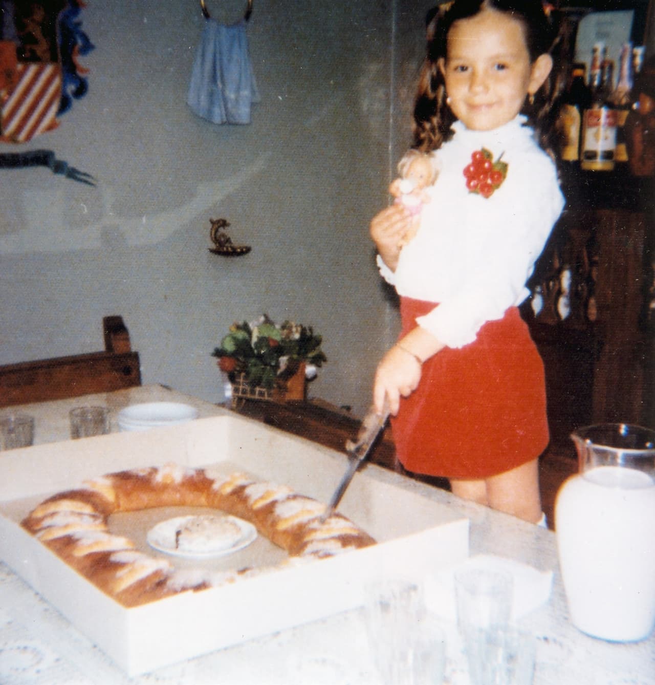 Partiendo una tradicional Rosca de Reyes en su casa cuando tenía seis años.