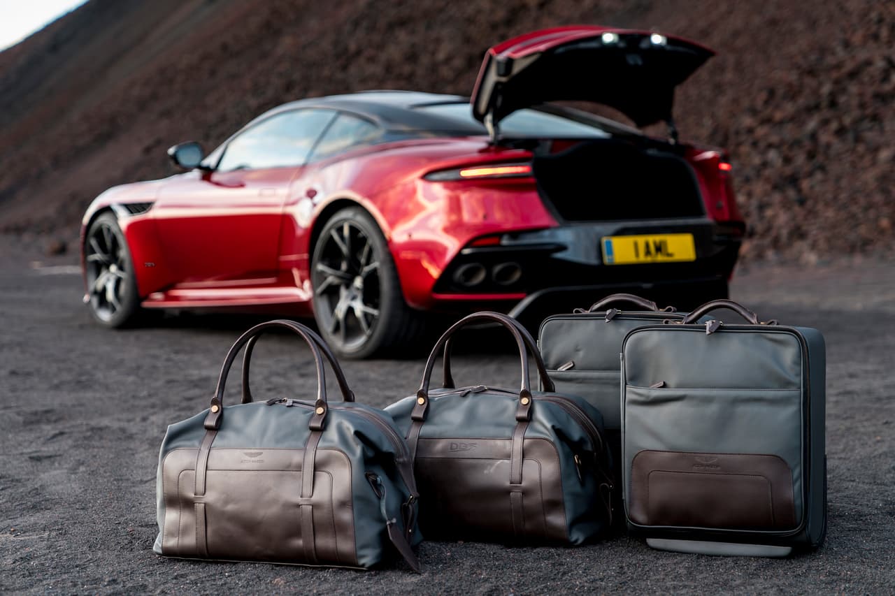 El precio inicial del Aston Martin DBS Superleggera 2019 en Estados Unidos es de 304,995 dólares, de allí en adelante el cielo es el límite. Las primeras unidades serán entregadas en el cuarto trimestre de 2018. Ya es hora de ponerse en la fila.