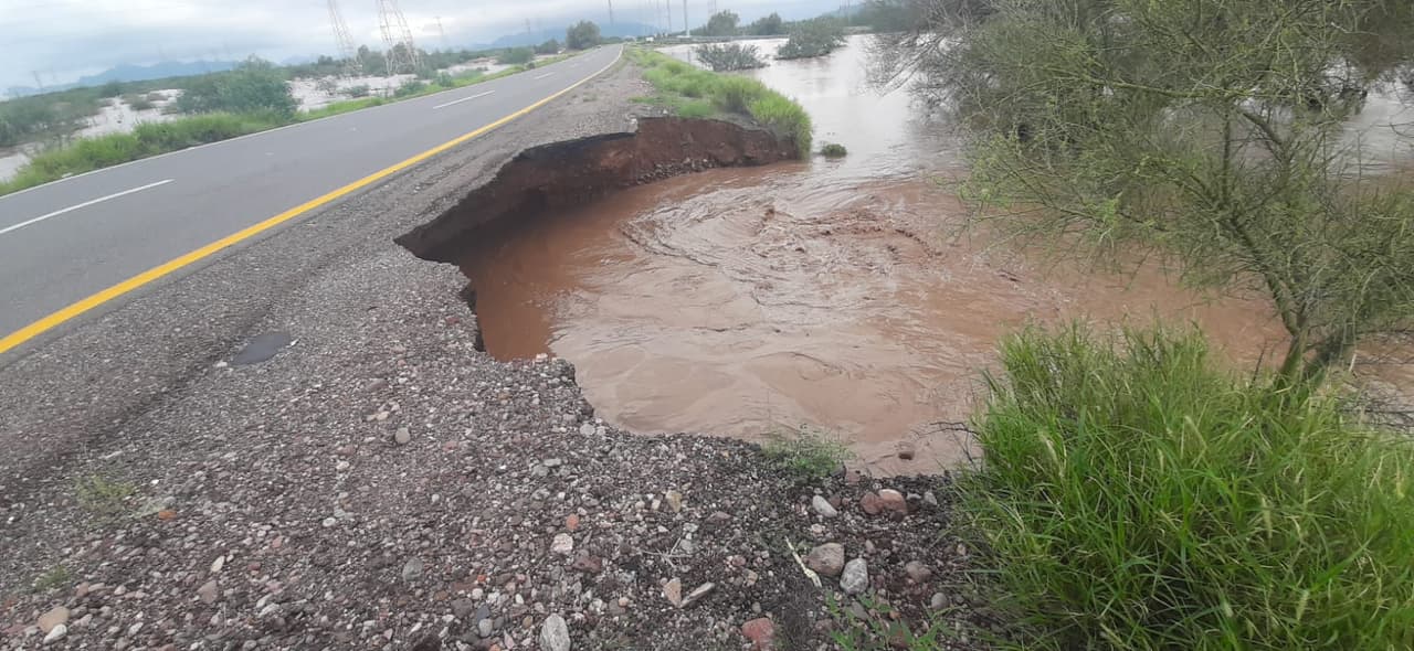 Aunque permanece abierta la carretera Hermosillo-Bahía de Kino, la policía pide evitarla.