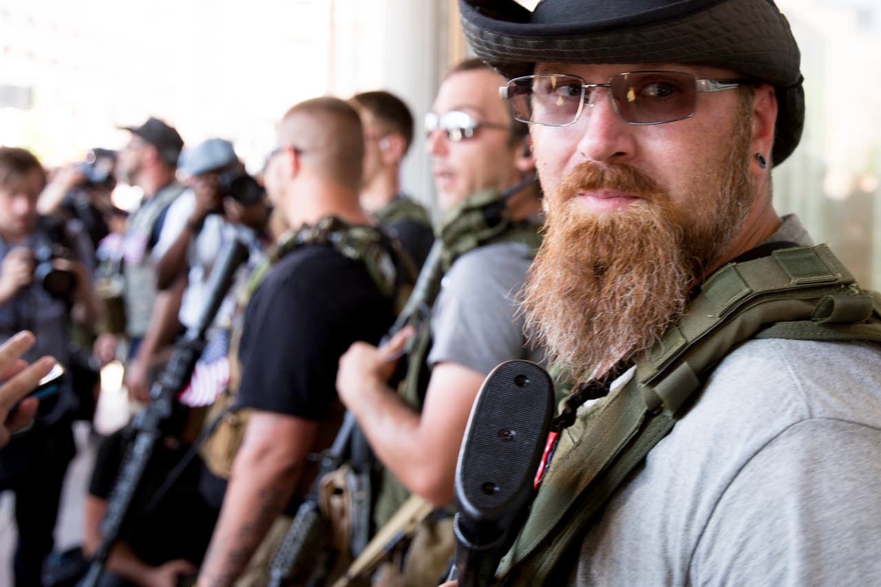 El West Ohio Minutemen, manifiesta su derecho a marchar con sus rifles de asalto por las calles de Cleveland. En este momento se preparan para ir al centro de la plaza Public Square en el centro de la ciudad.