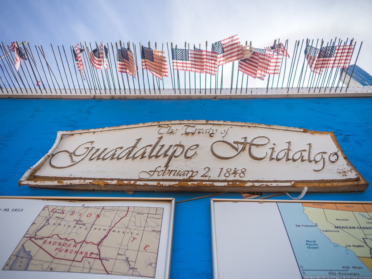 Spencer colgó el Tratado de paz entre México y EEUU de 1848 junto a la valla fronteriza