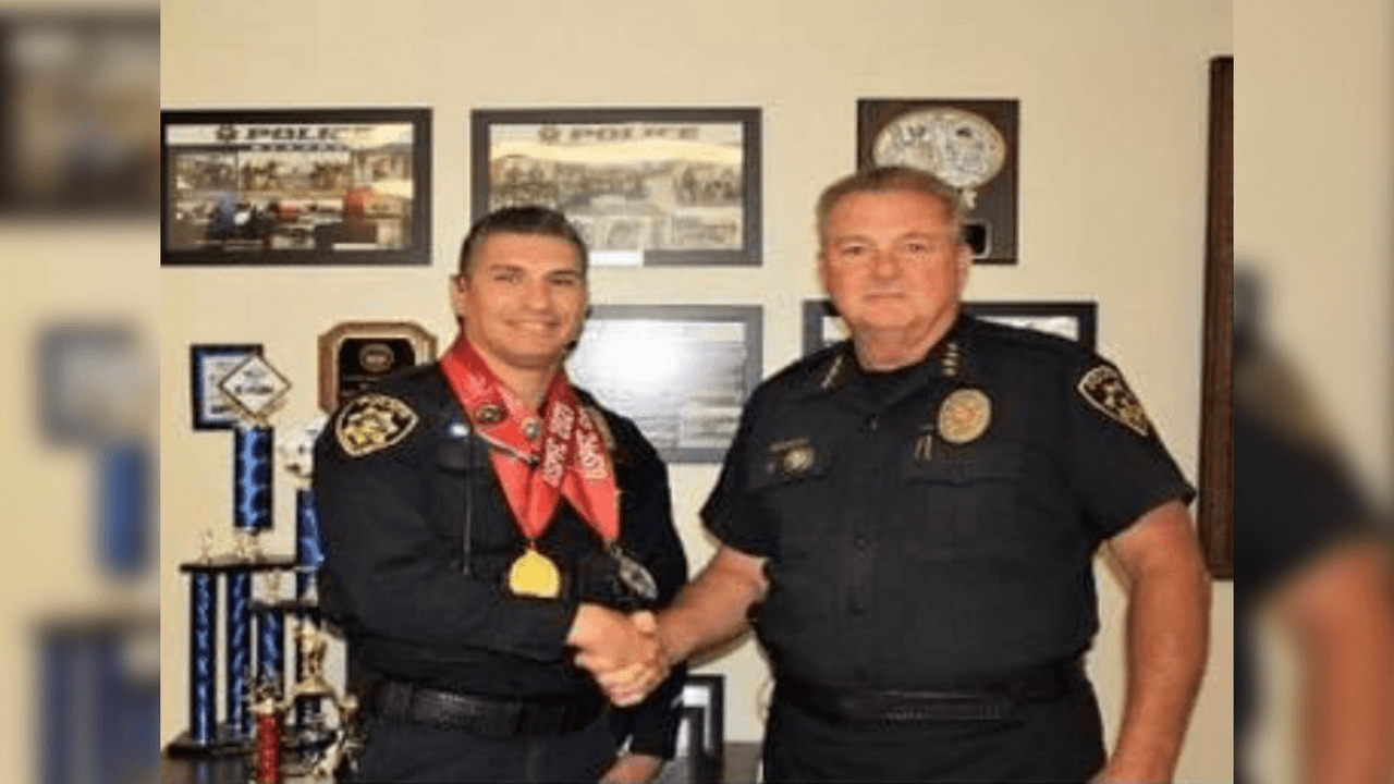 “
<b>Nunca he estado más orgulloso de uno de mis oficiales</b>. Esta no fue una hazaña pequeña, este oficial compitió contra atletas de todo Estados Unidos”, añadió el jefe policial.
<br>